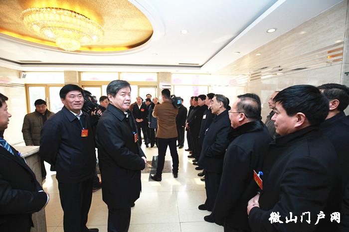 微山县人民政府 要闻快递 县领导亲切看望出席县第十四次党代会代表