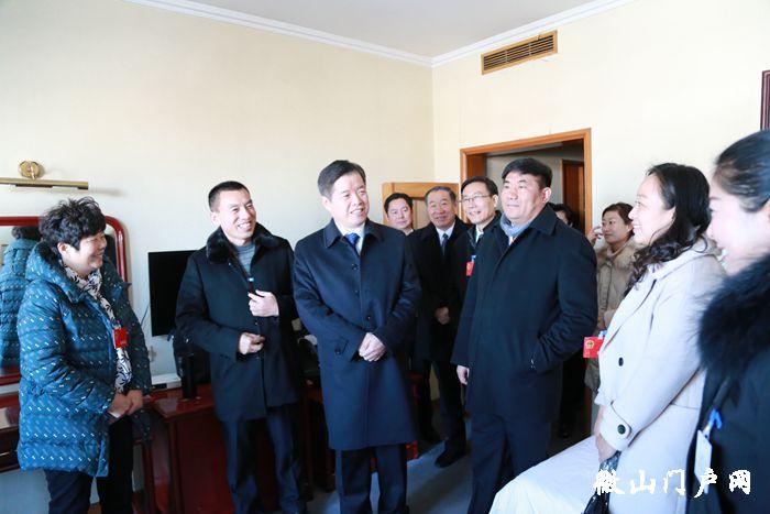 县领导看望慰问人大代表